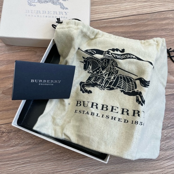 NWT Burberry Green Suede adjustable belt with Gold hardware. Comes with box - Picture 9 of 12